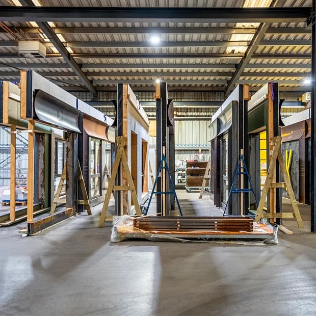 Prefab gevelelementen van VRONT met beplating in de fabriek