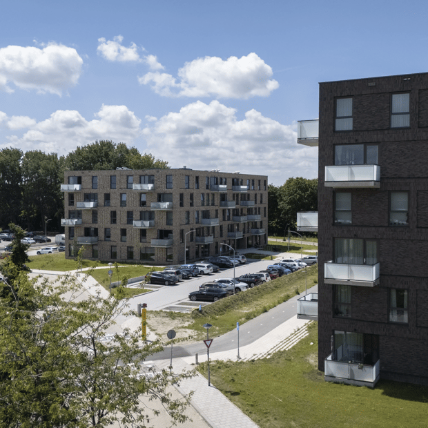 Woongebouw met prefab gevelelementen van VRONT afgewerkt met minerale steenstrips