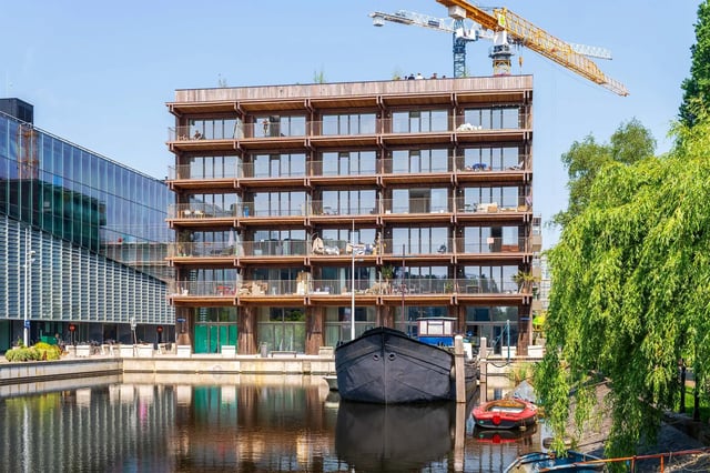 Houtrak Amsterdam met houten prefab gevelelementen van Vront® die voldoen aan brandklasse B