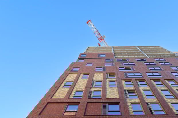 Prefab gevelelementen in de Magnustoren Nijmegen, montage met kraan