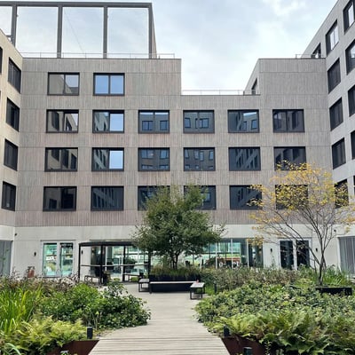 Prefab gevelelementen van VRONT® met houten gevelafwerking