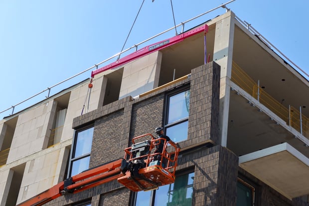 Montage prefab gevelelement van VRONT® bij Campus Midden in Lelystad