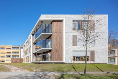 Prefab gevelelementen van VRONT® met houten gevelafwerking