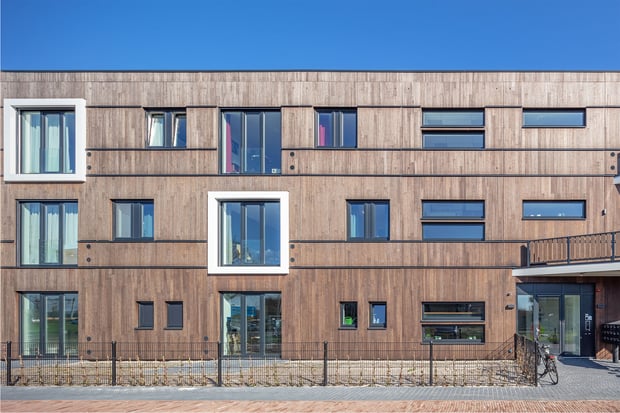 Prefab gevelelementen van Vront met houten gevelbekleding voldoen aan brandklasse B