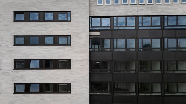 Verticale zonnepanelen als gevelafwerking